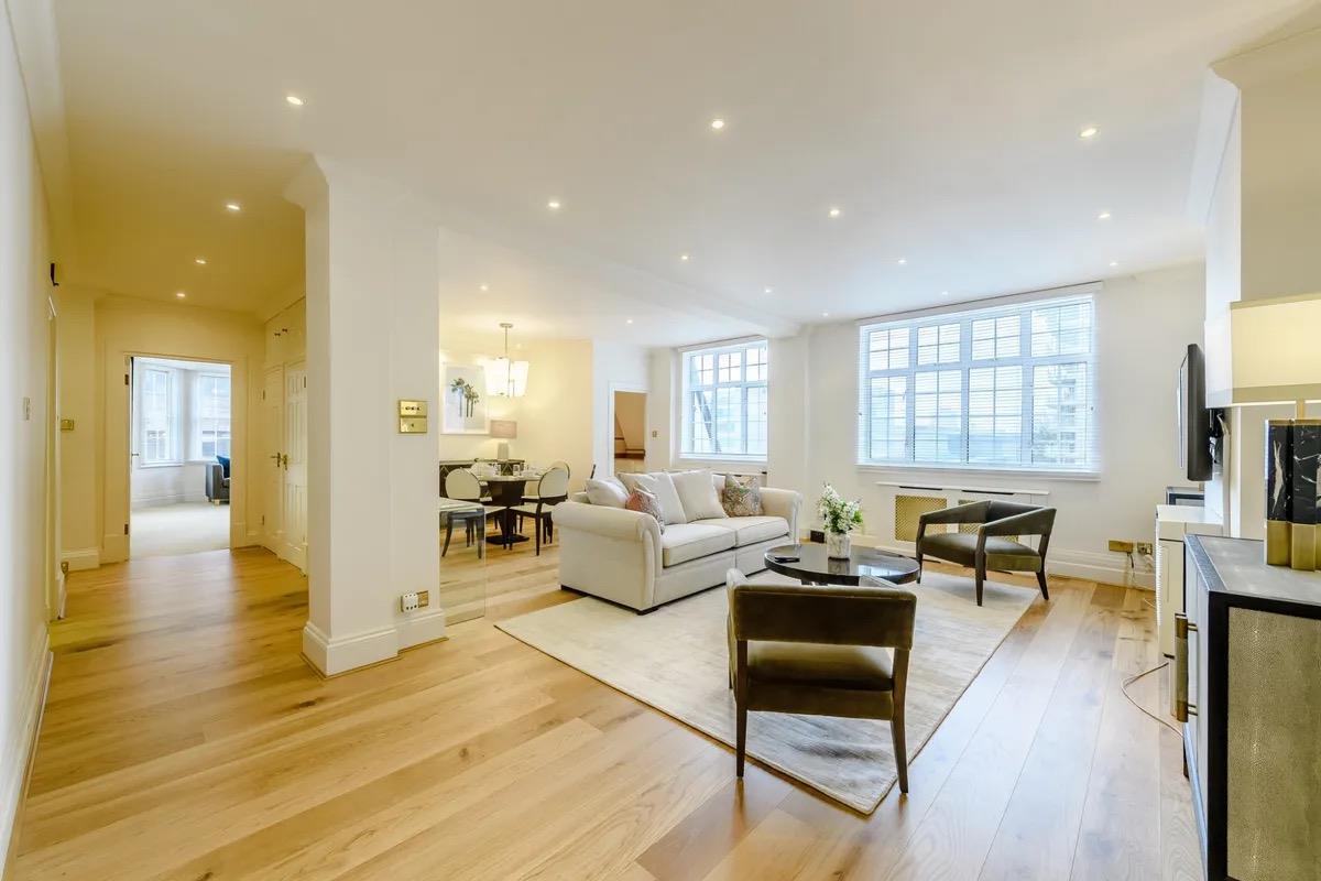 3 bed property in Park Road, London